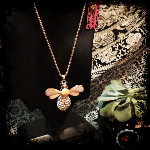 🐝NWT🐝-BETSEY JOHNSON-Rare Long Bee Necklace - Picture 2 of 7